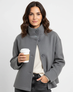 Yara Chaqueta Corta para Mujer – Blazer Elegante con Cuello Alto Moderno Chic